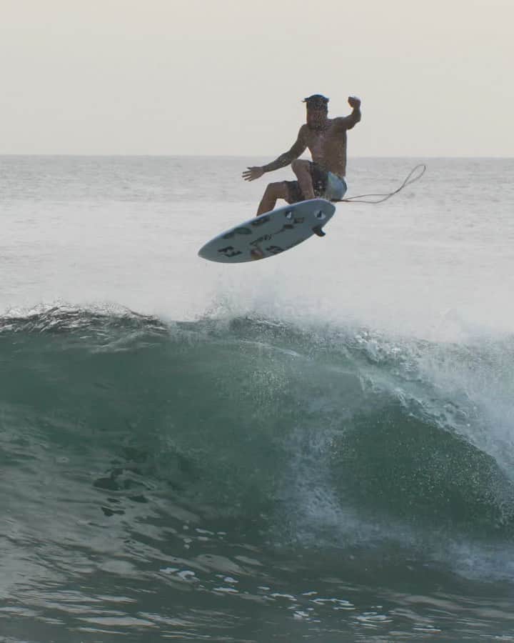 イタロ・フェレイラのインスタグラム：「PERFEITO 🧞‍♂️🔮 #surf   🎥 @if15sports  @billabong」