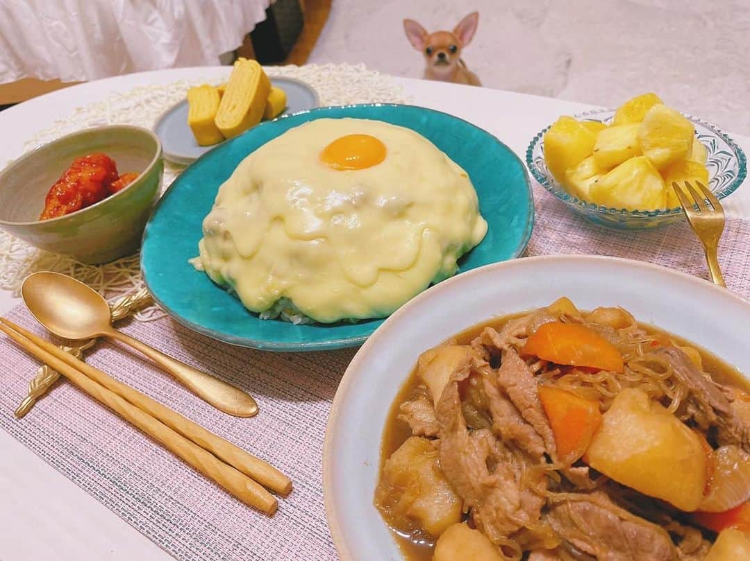 のインスタグラム：「チーズキーマカレー🧀 肉じゃが、ヤンニョムチキン… 食べたいものばっかり作っちゃった🍳 . いただいた萩焼のお皿使わせていただきました💓 萩焼大好き☺️ . おいしかったー✨」