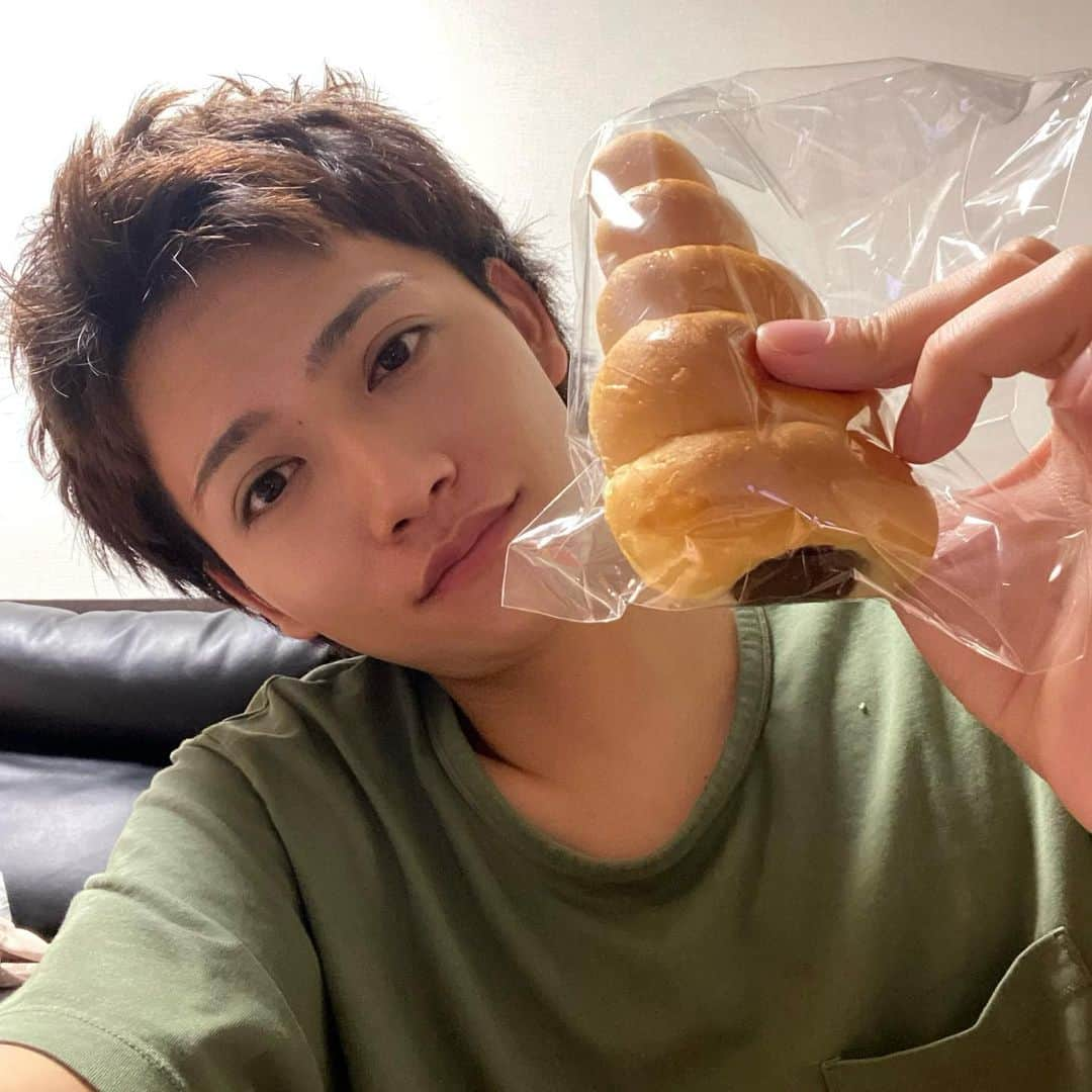 藤田富のインスタグラム：「チョココロネ！ 子どもの時から好きなんだよね〜 好きな人いますか？」