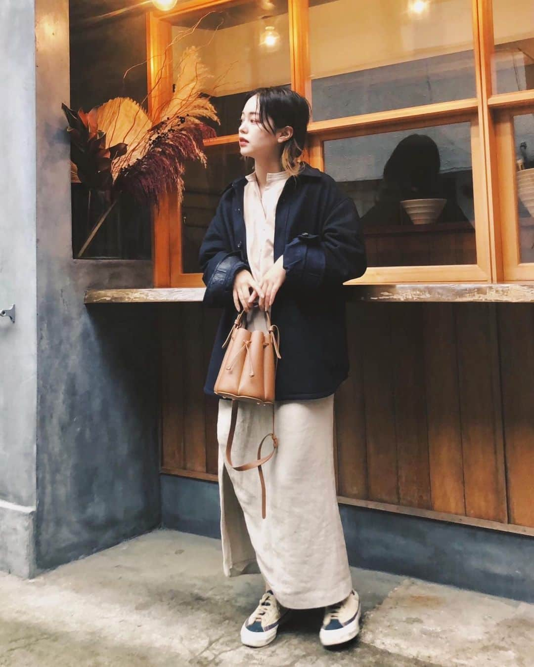 青柳文子さんのインスタグラム写真 - (青柳文子Instagram)「@uniqlo_jp @uniqlo_with #ユニクロいまコレ ”ショート丈＆羽織着回し”コレクション #PR  navy×beigeの組み合わせってずっと好きです。。  このメンズのオーバーシャツジャケット、裾のディテールとか肩の落ち加減がかわいくて、軽くてあったかくて今年のライトアウターはもうこれだけでいいかも。。！  私が着てるのはNAVYのLサイズです！ 私は身長162cm🕴 購入の参考になればです👏🏻  2枚目以降、動画からキャプチャーしたのですこし画質が荒くてすみません🙏  #ユニクロ購入品」11月10日 22時21分 - aoyagifumiko