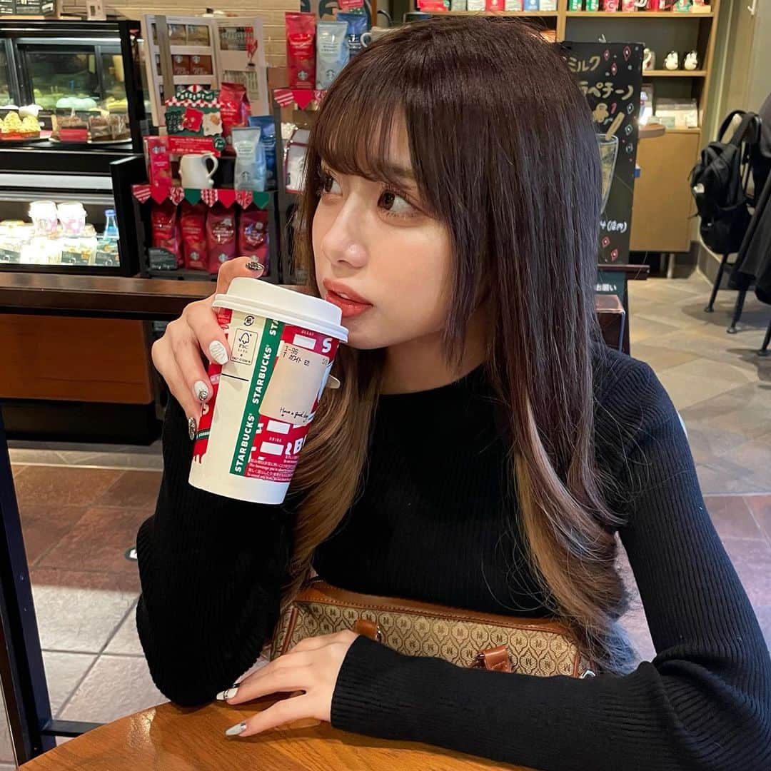 のインスタグラム：「@select_coco8 さんのワンピースなの今日！！一気に大人っぽくなるから好きなお洋服なの🤦🏻‍♀️🤍  彼女とスタバ的な(？)  #pr」