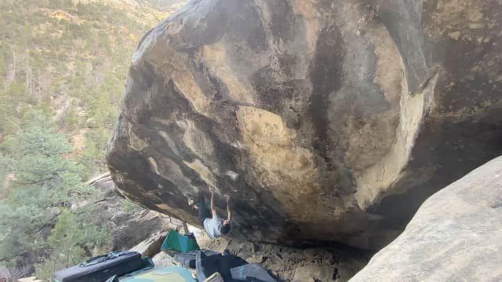 ポール・ロビンソンのインスタグラム：「Went to joes this past weekend with @fernandojimenez_ . I got pretty close on Pegasus, V15. Really hoping to get back there soon to finish it off and the left exit too. Love the style of climbing on this overhang! #bouldering」