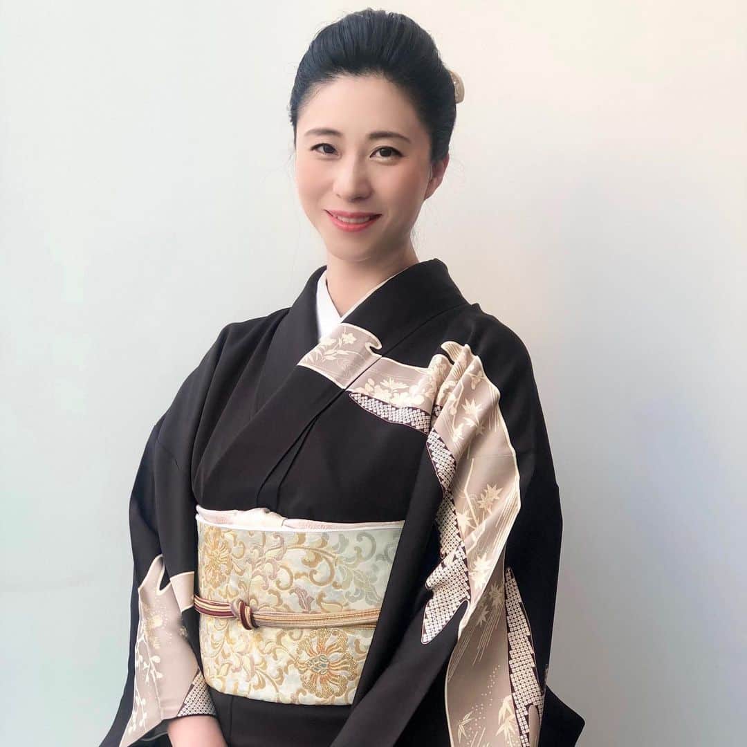 三浦瑠麗さんのインスタグラム写真 - (三浦瑠麗Instagram)「着物は、歳をとるごとに地味なものに傾倒していくのだけど（縞物とか）、なんだろう、東京の呉服屋さんのなかでもちょっと風雅な香りのあるものが好き。 ことしは新しい着物をつくらなかった。 来年こそ。」11月10日 22時38分 - lullymiura