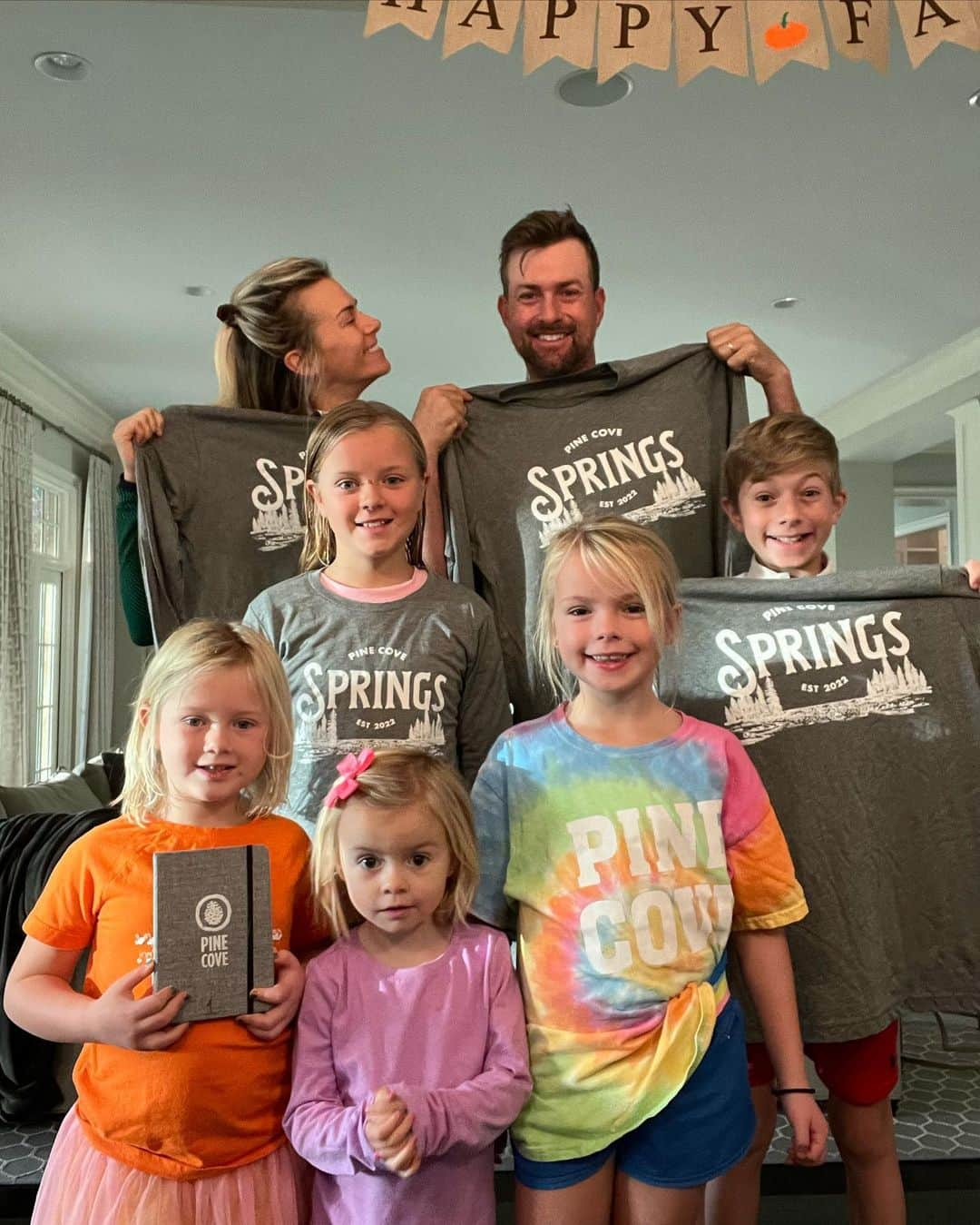 ウェブ・シンプソンさんのインスタグラム写真 - (ウェブ・シンプソンInstagram)「We love Pine Cove! Team Simpson is a @pinecovecamps Family and our kids are @pinecovesprings campers! Check it out! Use PCMOM4551 for a discount on first time campers!   #pinecove #pinecovesprings #pinecovespringsday」11月10日 22時45分 - webbsimpson