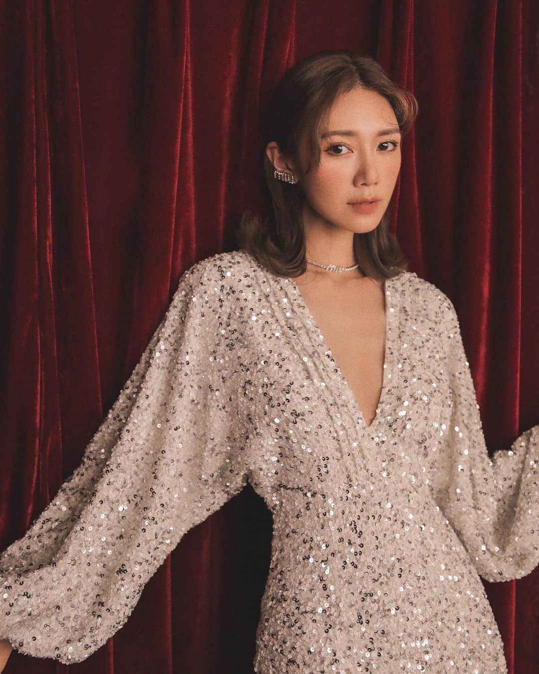 Elva Niのインスタグラム：「在愛上別人之前 請先愛上自己 將自己活成閃亮亮的人 讓別人情不自禁的被你的光芒吸引✨  #女生要學會的事情 #夜晚の自言自語🌙」