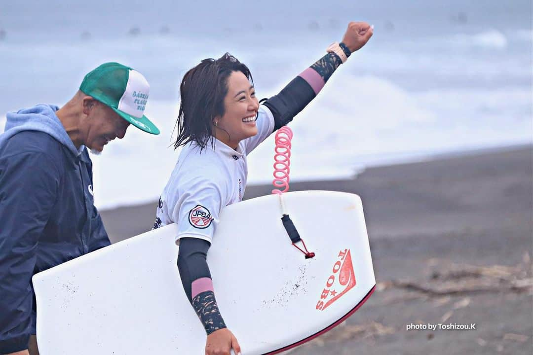 白波瀬海来さんのインスタグラム写真 - (白波瀬海来Instagram)「🏆プロ資格獲得🏆  🌿JPBA KAMOGAWA PRO🌿  R1からSF(準決勝)まで勝ち上がり 7位タイでフィニッシュ。 そして、プロ公認取得できました❤️‍🔥  これからは、仕事をメインにプロとしても活動していきたいと思います✨  たくさんの応援ありがとうございました💜  #bodyboard #roxyjapan #roxyjapan #toolsforsurf #vertra #fparadeseaside #sabbiasurf #doughnutnecklace #fatocafe #thisissurf #cerfeuil #surf  #jpba #probodyboarder   📸 @toshizou_k」11月10日 22時51分 - kyra.97