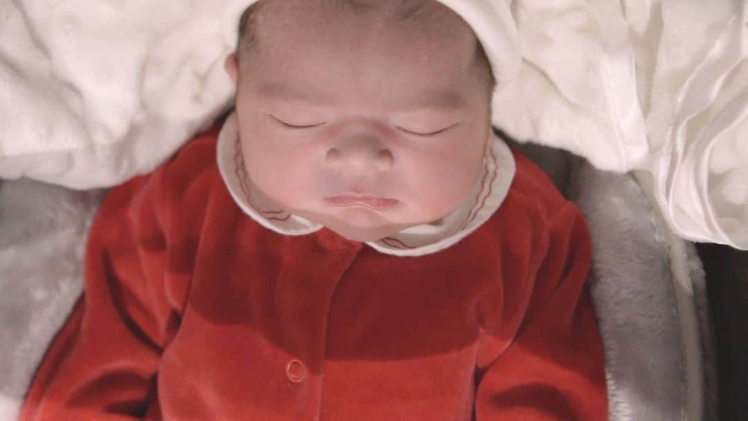 ナタリア・ベッカーのインスタグラム：「10/05/2021 - 6 meses atrás…  Chegando em casa com o Rafael, nosso guri, linda surpresa, marca do poder de cura e da bondade de Deus sobre as nossas vidas… viemos para casa no mesmo dia que ele nasceu e essa foi a reação dos irmãos quando viram ele! ❤️」