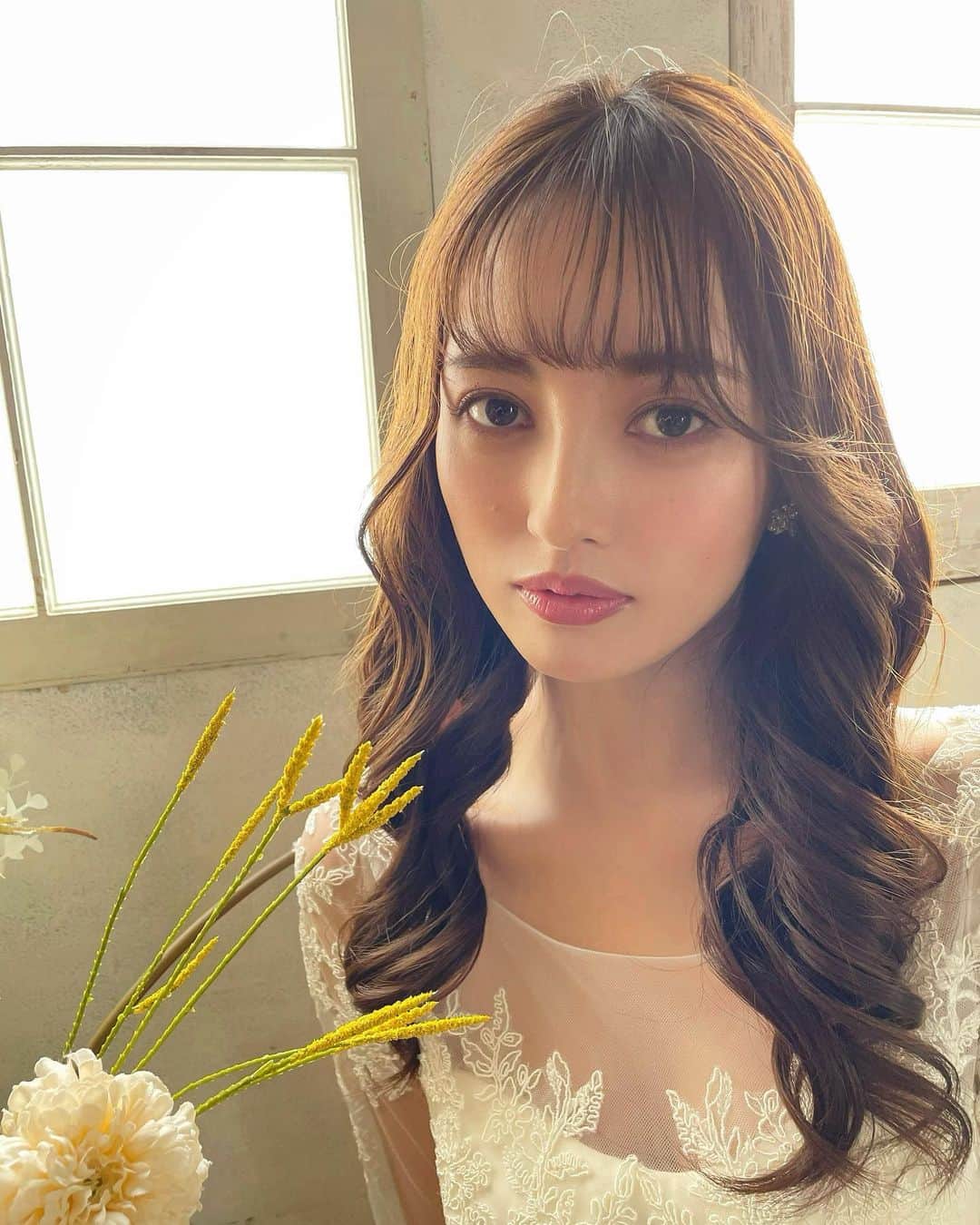 宮内理沙のインスタグラム：「載せ直しごめんなさい🙇‍♀️💭 ウェディングドレスの投稿これでラストにします👗💍✨ . 韓国風のウェーブヘアが可愛かった🥰 . . #weddingmakeup  #ウェディングヘア」
