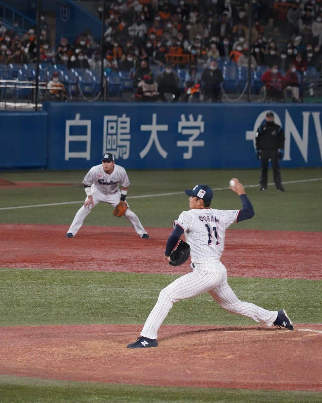 坂元美香さんのインスタグラム写真 - (坂元美香Instagram)「CS初戦！すわほー！*\(^o^)/*  ①こんなモコモコ着てカイロ4つ貼っても 風が強くてとにかく寒い！🥶 明日以降は絶対ダウン必要です。 ②CSでも空中くるりんぱあった ③〜⑩奥川くんプロ初完投初完封！ そしてマダックス達成！ 涙出る〜✨😭  2年前の宮崎キャンプで一緒に写真撮ってもらったとき まだあどけない高校生だった思い出から、 一年前の今日プロ初先発の試合も観戦していたので ファンとして勝手にいろんな思いがあって、 今日の素晴らしいピッチングに ずっと感動してばかりでした✨  すわほー！！  2021観戦 30戦目 #坂元野球観戦記録 観戦試合16勝11敗3分  #絶対大丈夫！#奥川恭伸 #初完投初完封  #CS初戦 #クライマックスシリーズ #マダックス達成  #神宮球場 #ヤクルトスワローズ #ヤクルト戦  #巨人戦 #ジャイアンツ戦 #巨人 #読売ジャイアンツ #プロ野球 #野球の楽しみ方は人それぞれ #写真を撮る時だけマスク外してます」11月11日 0時18分 - mika_saka