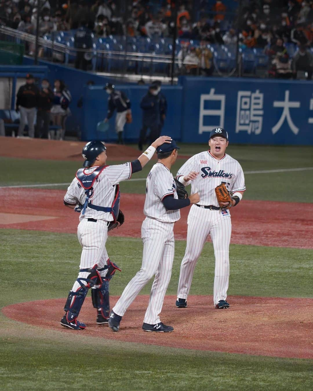 坂元美香さんのインスタグラム写真 - (坂元美香Instagram)「CS初戦！すわほー！*\(^o^)/*  ①こんなモコモコ着てカイロ4つ貼っても 風が強くてとにかく寒い！🥶 明日以降は絶対ダウン必要です。 ②CSでも空中くるりんぱあった ③〜⑩奥川くんプロ初完投初完封！ そしてマダックス達成！ 涙出る〜✨😭  2年前の宮崎キャンプで一緒に写真撮ってもらったとき まだあどけない高校生だった思い出から、 一年前の今日プロ初先発の試合も観戦していたので ファンとして勝手にいろんな思いがあって、 今日の素晴らしいピッチングに ずっと感動してばかりでした✨  すわほー！！  2021観戦 30戦目 #坂元野球観戦記録 観戦試合16勝11敗3分  #絶対大丈夫！#奥川恭伸 #初完投初完封  #CS初戦 #クライマックスシリーズ #マダックス達成  #神宮球場 #ヤクルトスワローズ #ヤクルト戦  #巨人戦 #ジャイアンツ戦 #巨人 #読売ジャイアンツ #プロ野球 #野球の楽しみ方は人それぞれ #写真を撮る時だけマスク外してます」11月11日 0時18分 - mika_saka