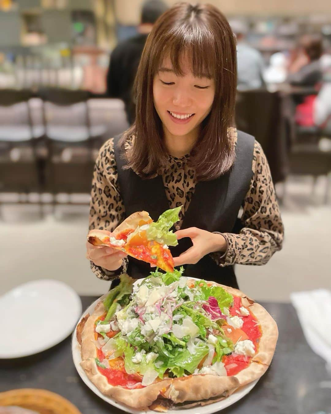 中川可菜のインスタグラム：「🍕🍕🍕🍅  #トマトと可菜 #🍅 #ピザ #飯テロ #になるのかな🤔」