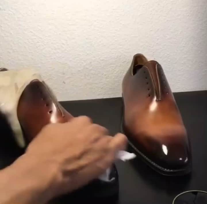 のインスタグラム：「Nicely burnished toe by @shoe__06__lover. To create such an effect simply apply layers of darker wax on a light brown shoe 😊 #shinewithsaphir」