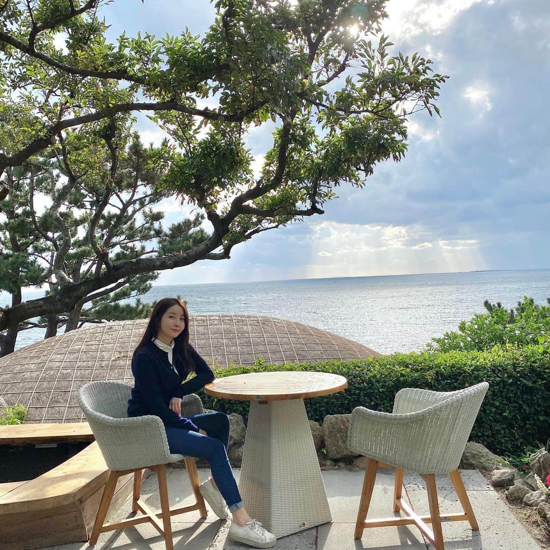 ダンビのインスタグラム：「음식이 없어서 허전하지만  사진은 잘나옴 🤍☁️🌳  #신발너무더럽죠 #못본척해주세요 #나두놀랬어」