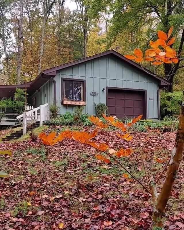 のインスタグラム：「A whirligig welcome sets the tone at Superhost Angie’s house, which is full of creative touches and local art. It’s also near adventures on mountain bike (Ride Kanuga), horseback (Shoal Creek), or foot (everywhere else). Whatever you end up doing, HenDough Chicken & Donuts will gladly help you replace the calories on your way home.  Link in bio for peaceful mountain cottage.  Video: @mountainartcottagehvl」