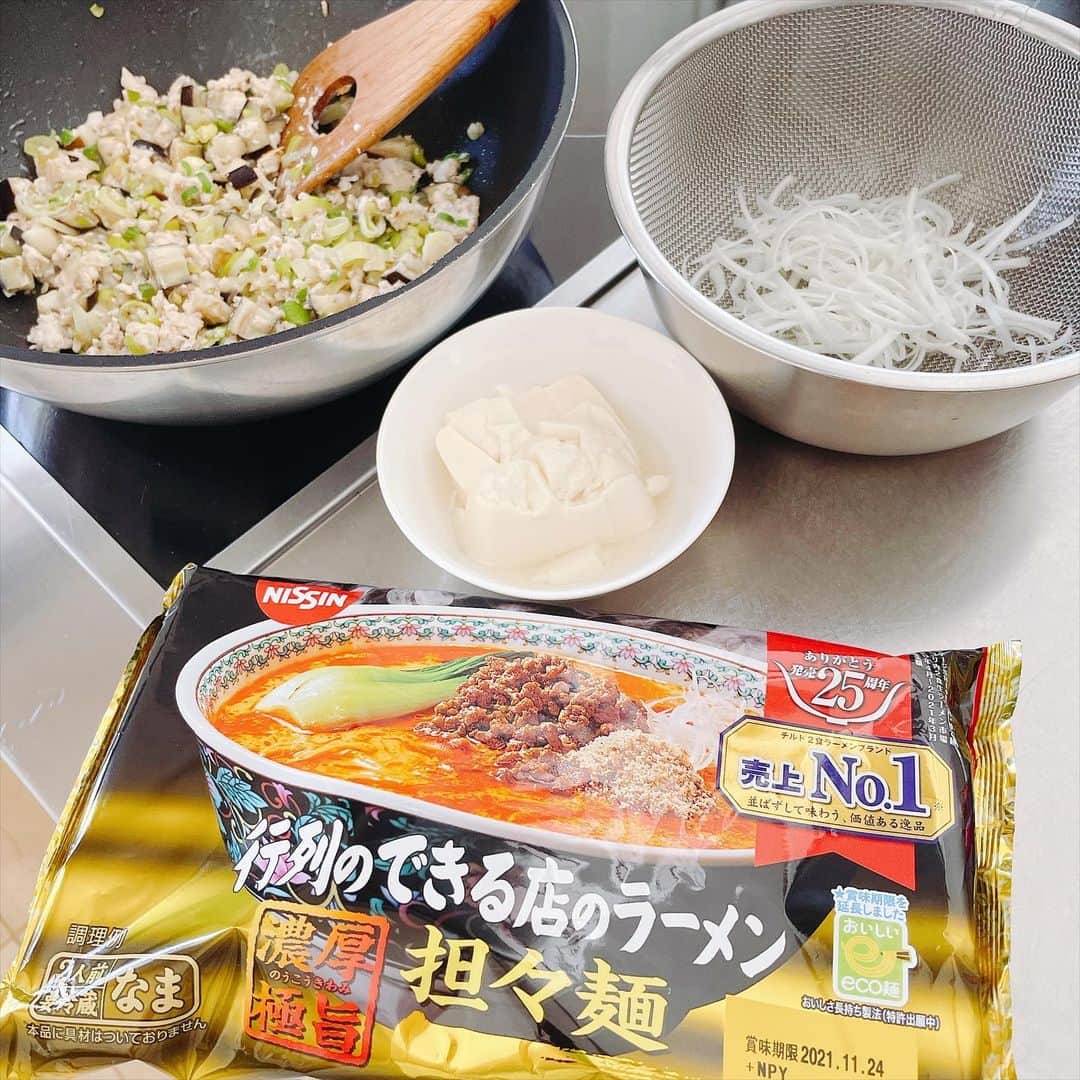 葉月里緒奈さんのインスタグラム写真 - (葉月里緒奈Instagram)「お豆腐半丁、茄子１本。 麻婆豆腐にも麻婆茄子にも量が足りない。 そんな時は担々麺にしちゃいましょう。 #おうちごはん#ランチ#麺好き#麺スタグラム#麺すたぐらむ #坦々麺#rionahazuki」11月11日 13時44分 - riona_hazuki