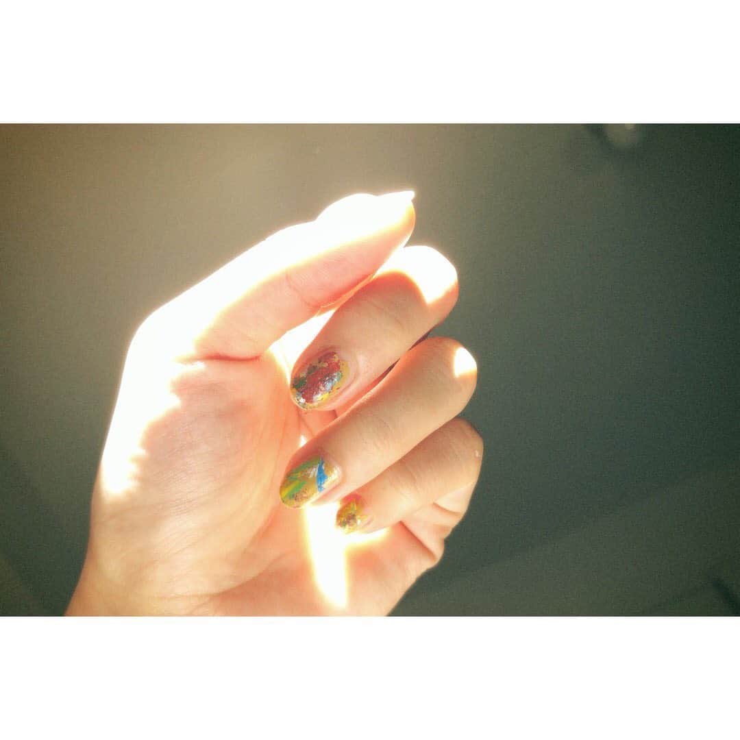 美山加恋のインスタグラム：「グッズのリメイク制作のときについたペンキ  爪に残ってて翌朝まで楽しかった☺︎」