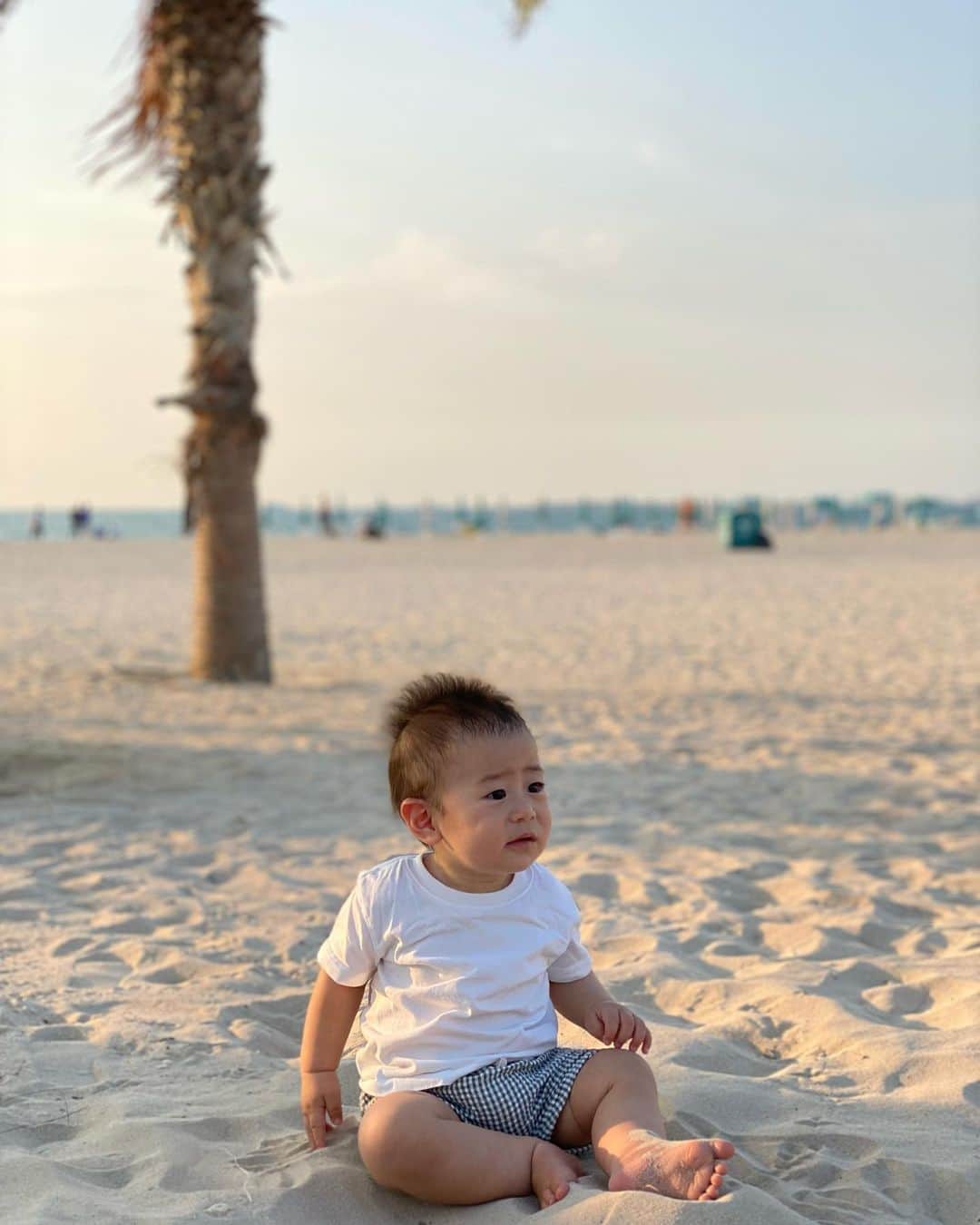 小泉里子さんのインスタグラム写真 - (小泉里子Instagram)「寝起きに砂浜に放り出された息子くん。笑  #satokodubai #beach #散歩 #寝起き」11月11日 14時04分 - satokokoizum1