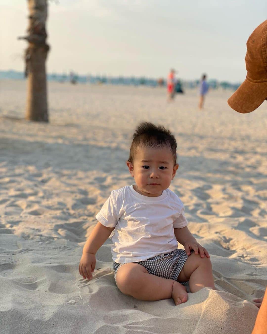 小泉里子のインスタグラム：「寝起きに砂浜に放り出された息子くん。笑  #satokodubai #beach #散歩 #寝起き」