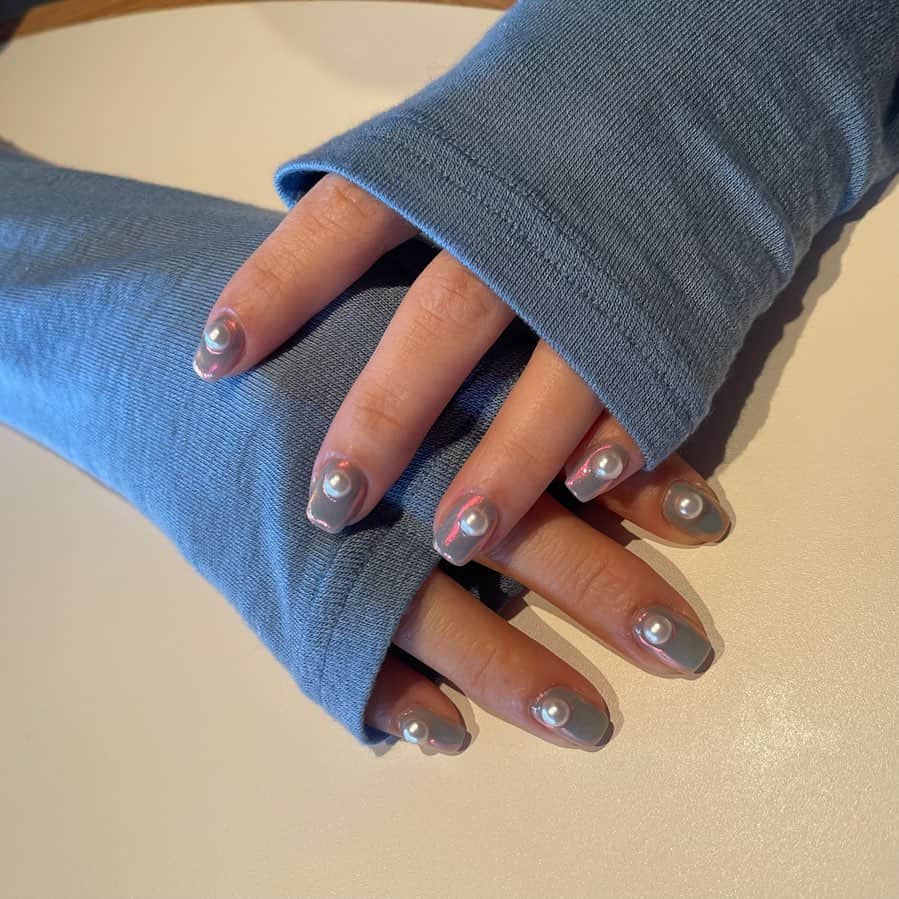 ひよんのインスタグラム：「💅💙  今のネイル、見たいって方が多かったから載せるね😆✨  くすみブルー❌ピンクオーロラ❌パール だよ❤️お気に入りネイル😆！  #ひよん #ひよんネイル #ネイル #ネイルデザイン #nail #nailart #naildesign #네일 #네일아트 #네일디자인 #네일스타그램」