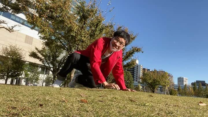 岡下雅典のインスタグラム：「芝生を発見。 こらええで。自分の部屋くらいダラダラしてもうたわ。」