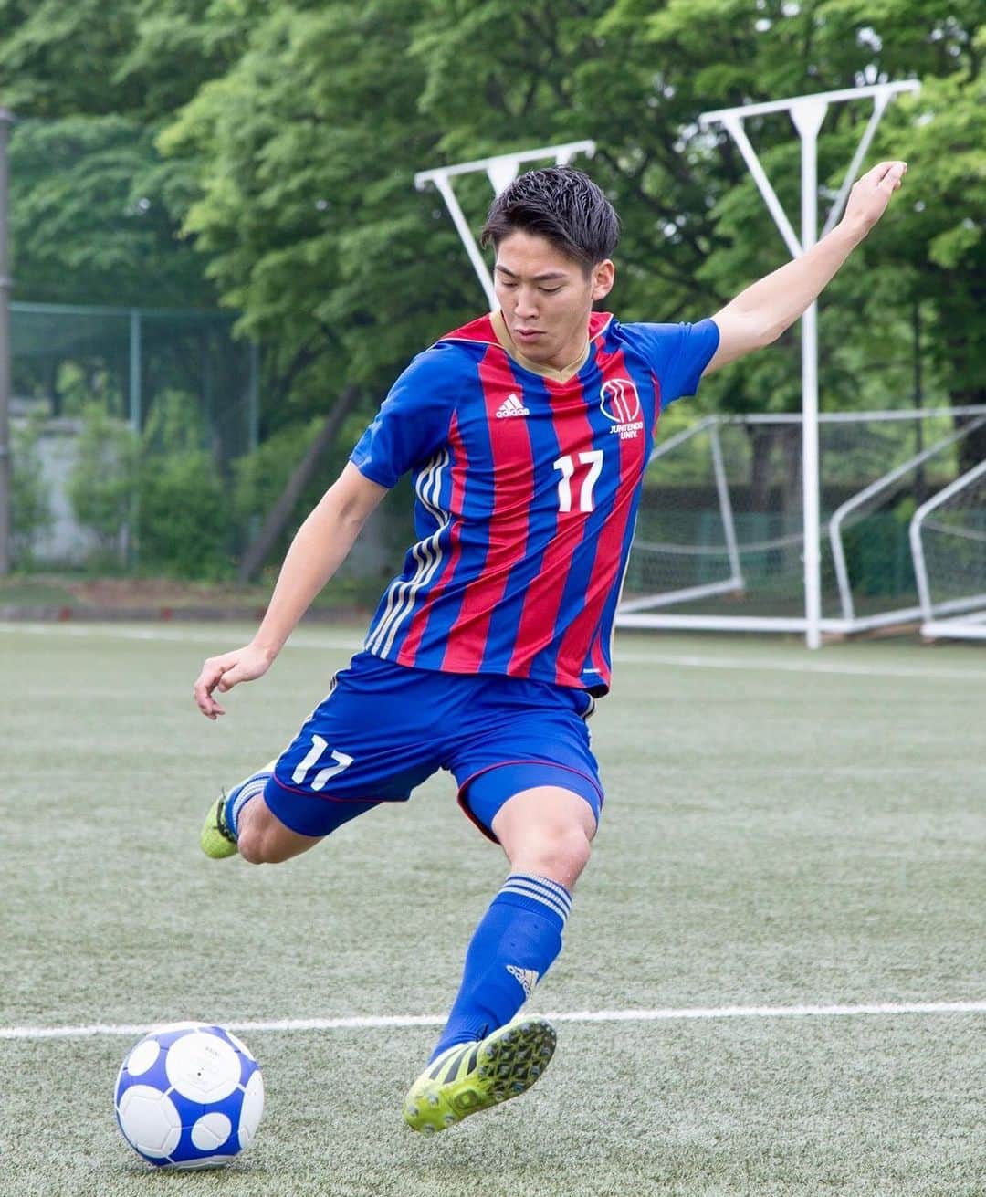 フジテレビアナウンサーのインスタグラム：「11月11日、 今日はサッカーの日だそうです⚽️  私は物心ついた時から大学時代まで常にサッカーボールを追い続けていました。 みんなで協力してゴールを狙い、 みんなで協力してゴールを守る。 なかなか点が入らないスポーツだからこそ1点がとても重く、 その1点に喜び、その1点に涙を流しました。  そんなサッカー人生の中では悔しいことや苦しいことをたくさん経験してきましたが、 共に支え合うチームメイトや信頼してくれる指導者、家族の支えがあったからこそ乗り越えることができたと思います。  プレーヤーから伝え手へ。 私のいる立場は変わりましたが、 これからも大好きなサッカーと共に歩み続け、サッカーの魅力を発信し続けたいです。  そして今日は、 FIFAワールドカップ カタール 2022・アジア最終予選のベトナム戦！ 日本代表の勝利を信じて応援しましょう📣  #今日は何の日 #サッカーの日 #堀池亮介 #フジテレビアナウンサー」