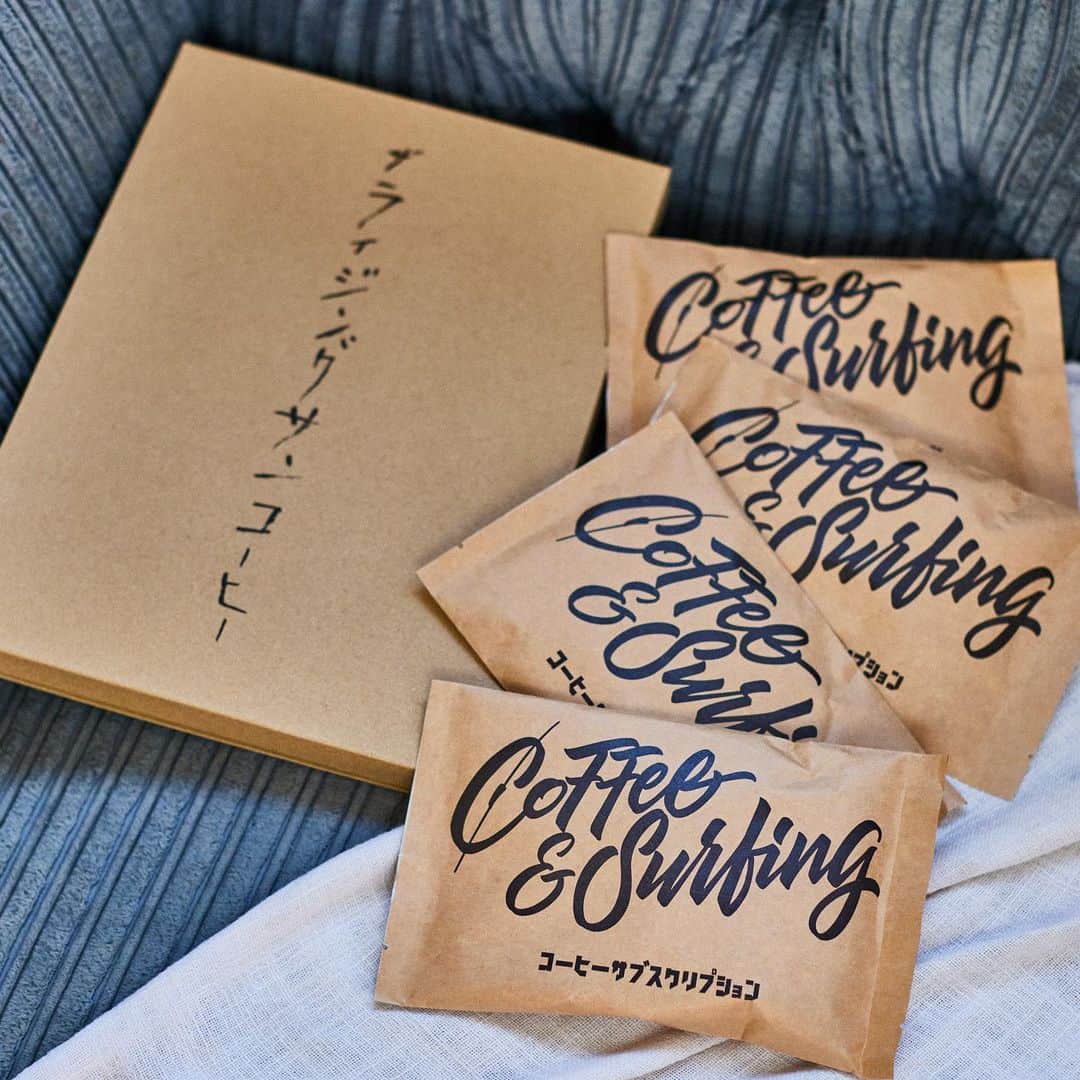 のインスタグラム：「◆GOOD MORNING COFFEE‼︎◆  【COMING SOON】  "COFFEE SUBSCRIPTION" (コーヒーサブスクリプション)  コーヒー豆の定期便を始めます！  毎月定額料金をお支払い頂ければコーヒー豆が定期的に届くサービスになります。利点はポスト投函になるので、直接受け取る必要がない事、一度登録してもらえればお好みのコーヒー豆が定期的に届くのでリピートが必要なくコスパもいい事です。  更には初回特典などもありますのでお楽しみに。  来週末にはご案内予定となります。  therisingsuncoffee.com  #coffee #coffeebeans  #coffeeroaster  #coffeelab  #coffeeandsurfing  #coffeetime  #coffeelover  #coffeebreak  #coffeeshop  #coffeestand  #coffeeholic  #coffeehouse  #coffee_inst  #coffeemaker  #coffeeshops  #coffeecoffeecoffee  #coffeenclothes  #coffeeaddict  #coffeeculture  #coffeemorning  #coffeemag #specialitycoffee  #coffeesubscription  #TRSC」