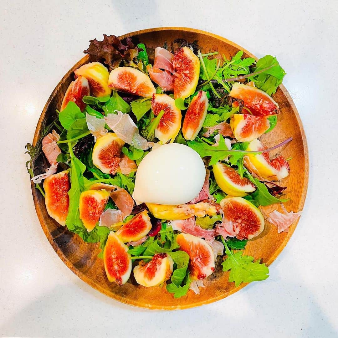 清水香澄のインスタグラム：「. 無花果と生ハムのサラダに ハマってる🥗 ブラータチーズを乗せてみたよ🤤  @kasu_meshi17  わたしの食べてるものを上げてます🍴 よかったらフォローしてねーん✌🏾 同じお弁当二つあるけど 匂わせじゃなくて昼と夜だからね🤣 自分で食べてるよw  #かす飯」