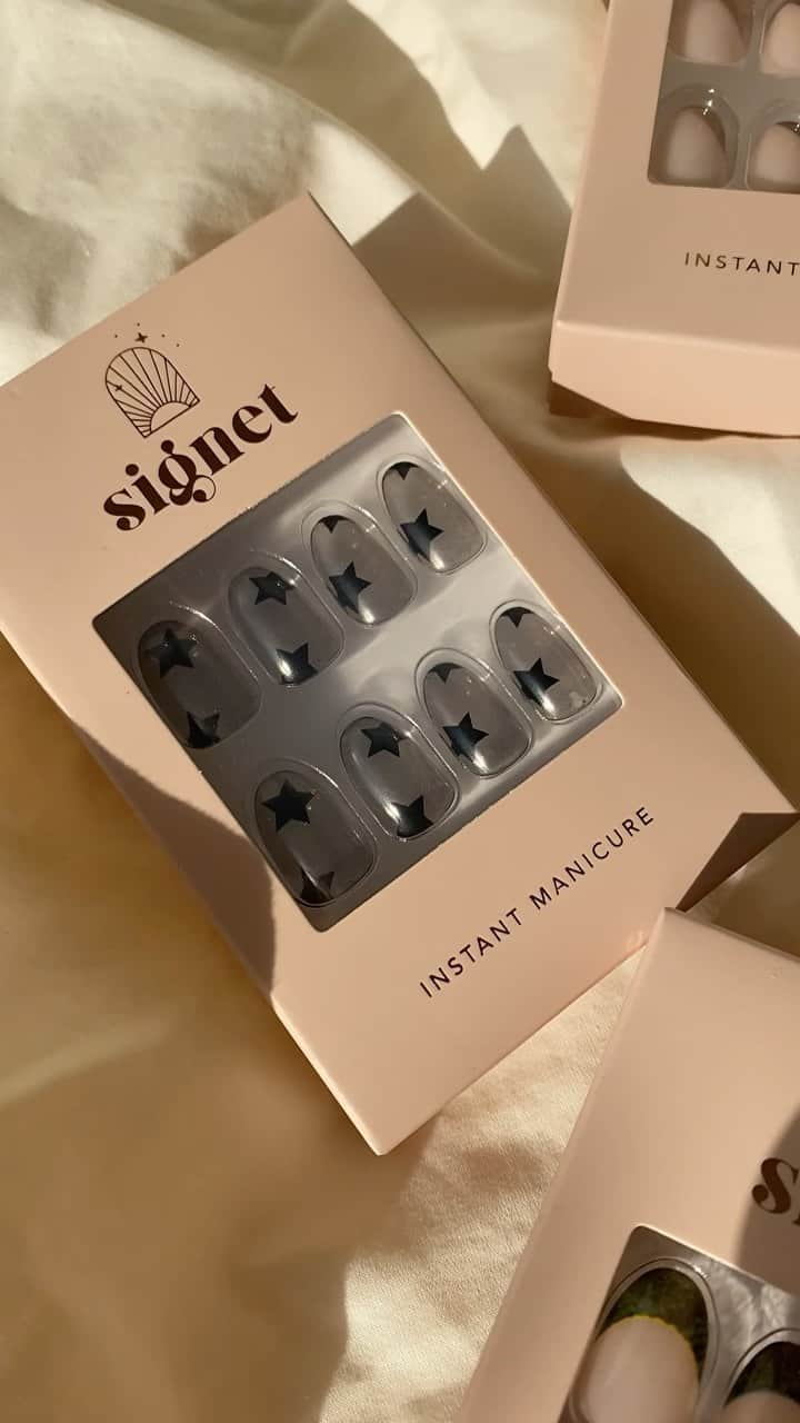 Soniaのインスタグラム：「So proud to present my very own  press on nail brand @signetbeauty✨🥺 launching 11.15.21. Over a year in the making. Designing, testing & curating the most natural & seamless nail shapes possible. I hope you guys love them as much as I do🥰 The name Signet came to me pretty much day one - the idea of nails as your personal signature, an expression of self that makes you feel like 𝒚𝒐𝒖. I can’t wait for what’s ahead, continuing to build @signetbeauty with the amazing community I’ve found on this platform🤍 Forever grateful 🧿 - #pressonnails #nailsofinstagram #fallnails #diynails #nailsathome #nailinspo #nailart」