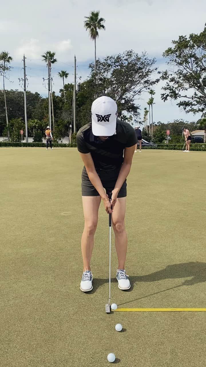 ジェニファー・ソングのインスタグラム：「😊 putting drills 🤍🎥: @brittalto #pxg #pxg골프웨어  #pxgapparel #golf」