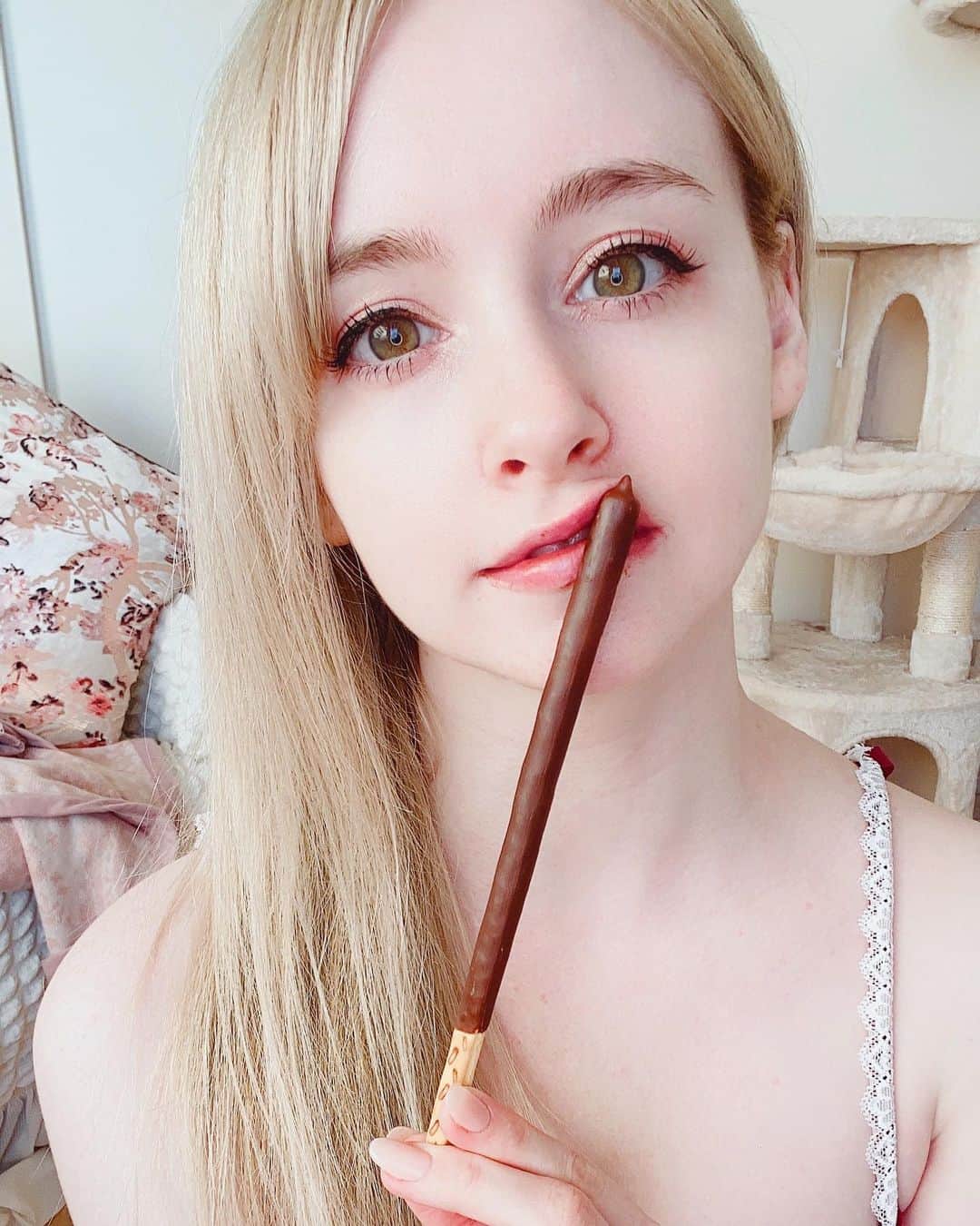 ジェマ・ルイーズのインスタグラム：「おはようございます☀️Happy pocky day🍫 #ポッキーの日 #ポッキー #pocky #グラビア #モデル」