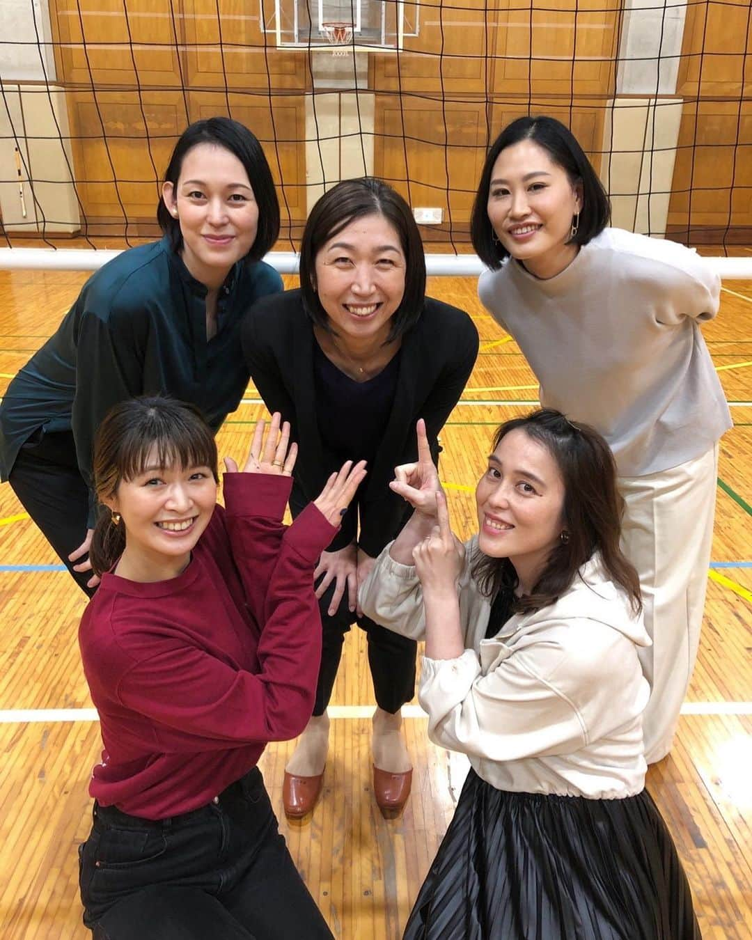 木村沙織さんのインスタグラム写真 - (木村沙織Instagram)「. 今月15日発売の月バレはえりかさん号です🐻‍❄️❤️ . . 成徳時代の話しで盛り上がり 爆笑にちょい涙みたいな 情緒不安定な対談に参加できて とても楽しかったです🧏🏻‍♀️✨ . 改めて絵里香さん、 本当にお疲れ様でした〜🥲❤️👏🏼 . . 写真もエピソードもたくさんあるので もう少し載せます☺️🙏🏼 . . #月刊バレーボール  #月バレ @getsu_vb . ２枚目はしっかりもののキャプテン組と いつもキャプテンを困らせる組😇」11月11日 9時11分 - saoriiiii819