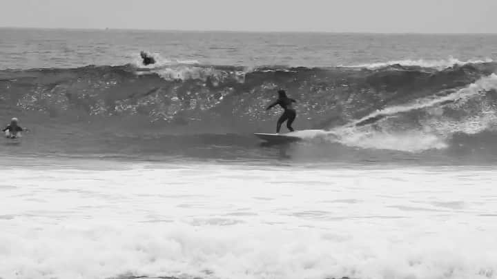 マッケンジー・ダーンのインスタグラム：「Trying to get better every time I get in this cold water! Haha always a fun time!! 🏄🏻‍♀️🌊 • • Tento evoluir toda vez que eu entro nesse mar gelado!!! Kkk congelada porém me divertindo sempre! 🏄🏻‍♀️🥶 • • Vídeo: @alexribeiro89」