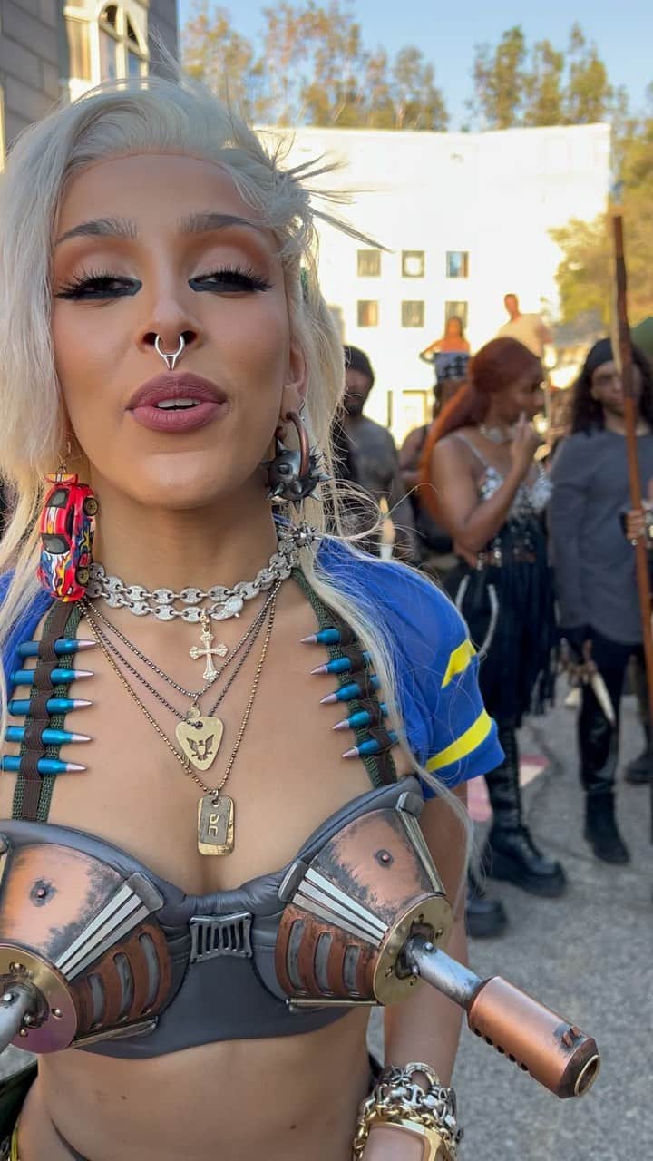 のインスタグラム：「😬 @dojacat pulled up on me on my bday to let me know this album aint dropping on nov 12 till this video is done. can’t argue with the queen juheeeardddd STAY TUNED!  #THEYGOTAMNESIA」