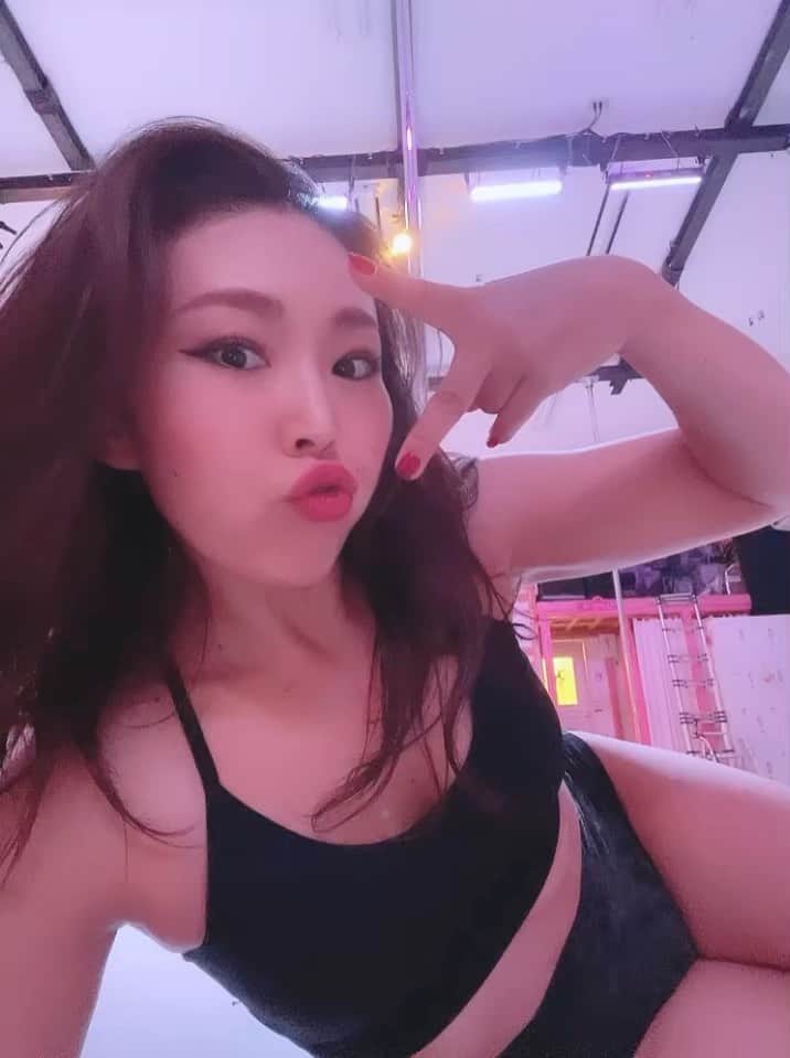 EMYのインスタグラム：「ポールダンスって本当に最高のエクササイズでダンスだよ😊  エクササイズにも、ダイエットにも、健康にも、嬉しくて楽しいことがたくさん見つかると思うんです☀️  気が付いたら、もっとこうしたい！こうなりたい！って気持ちもムクムク育つ不思議な魅力がたくさん詰まってます😊  是非一緒に楽しみましょ！何にも恥ずかしがらなくて大丈夫です❣️  私の担当する初めての方クラスは、ミューズポールダンスで毎週木曜18:00-19:00 基礎クラス☘️ ¥2600のレッスンが初めての方無料にて受け付けてます😊  レッスンに来てくださるみなさんへ、美と健康と楽しいをオールサポート出来るように、私も毎日勉強中☀️  今日も良い一日になりますように😊  #エクササイズ #運動したい #健康になりたい #綺麗になりたい #もっともっとー！  #サポートしたい #アスリート  #feelingsogood」