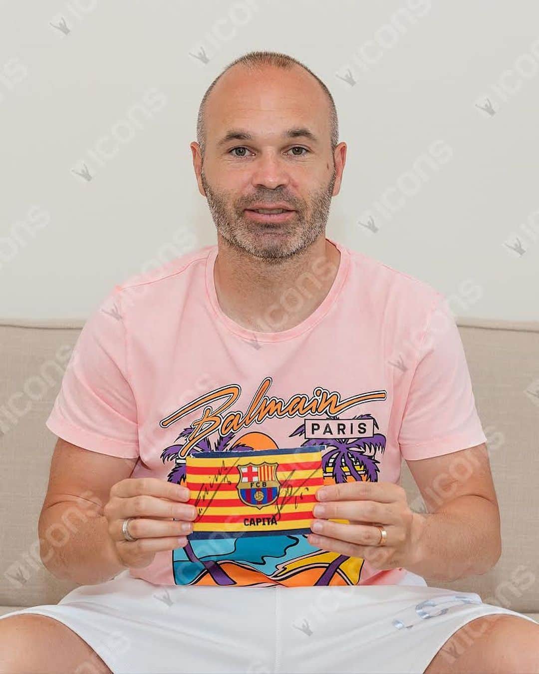 アンドレス・イニエスタさんのインスタグラム写真 - (アンドレス・イニエスタInstagram)「Fue un orgullo durante años poder llevar el brazalete de capitán en el @fcbarcelona. A través de @icons_memorabilia, como partner del Barça y mío; voy a regalar un brazalete de capitán enmarcado y firmado por mí, en Icons.com.   Para participar en el sorteo: 1) Etiqueta a un amigo en los comentarios y 2) seguirme a mí y a @icons_memorabilia. ¡Buena suerte!  I was proud for years to wear the captain's armband at @fcbarcelona. Through @icons_memorabilia, as a partner of Barça, I'm giving away a framed captain's armband signed by me at Icons.com.   To enter the giveaway: 1) Tag a friend in the comments and 2) follow me and @icons_memorabilia. Good luck!」11月11日 15時02分 - andresiniesta8