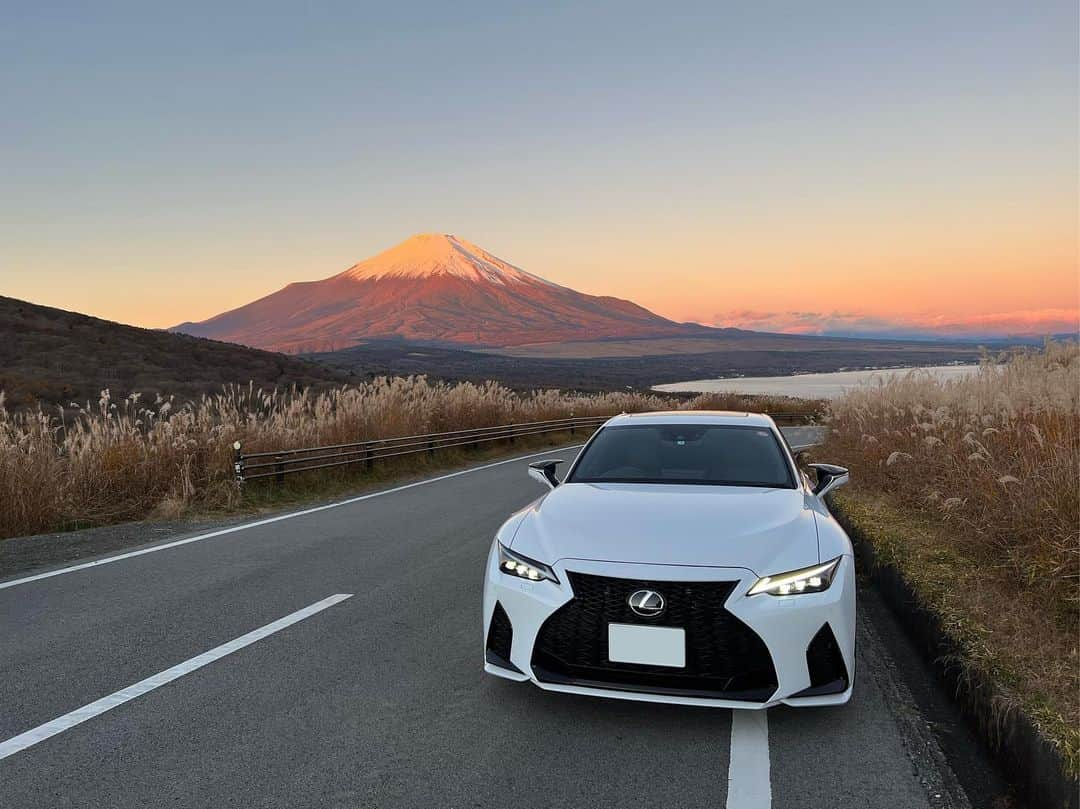 中山雄一のインスタグラム：「今日は早起きして愛車のLexus ISで山中湖へドライブ🗻 ⁡ ⁡ 老後は富士山が見えるところに住みたい👴  #PR #キント #クルマのサブスク #Lexus #lexusis #レクサス #レクサスis  #山中湖 #ドライブ #富士山」