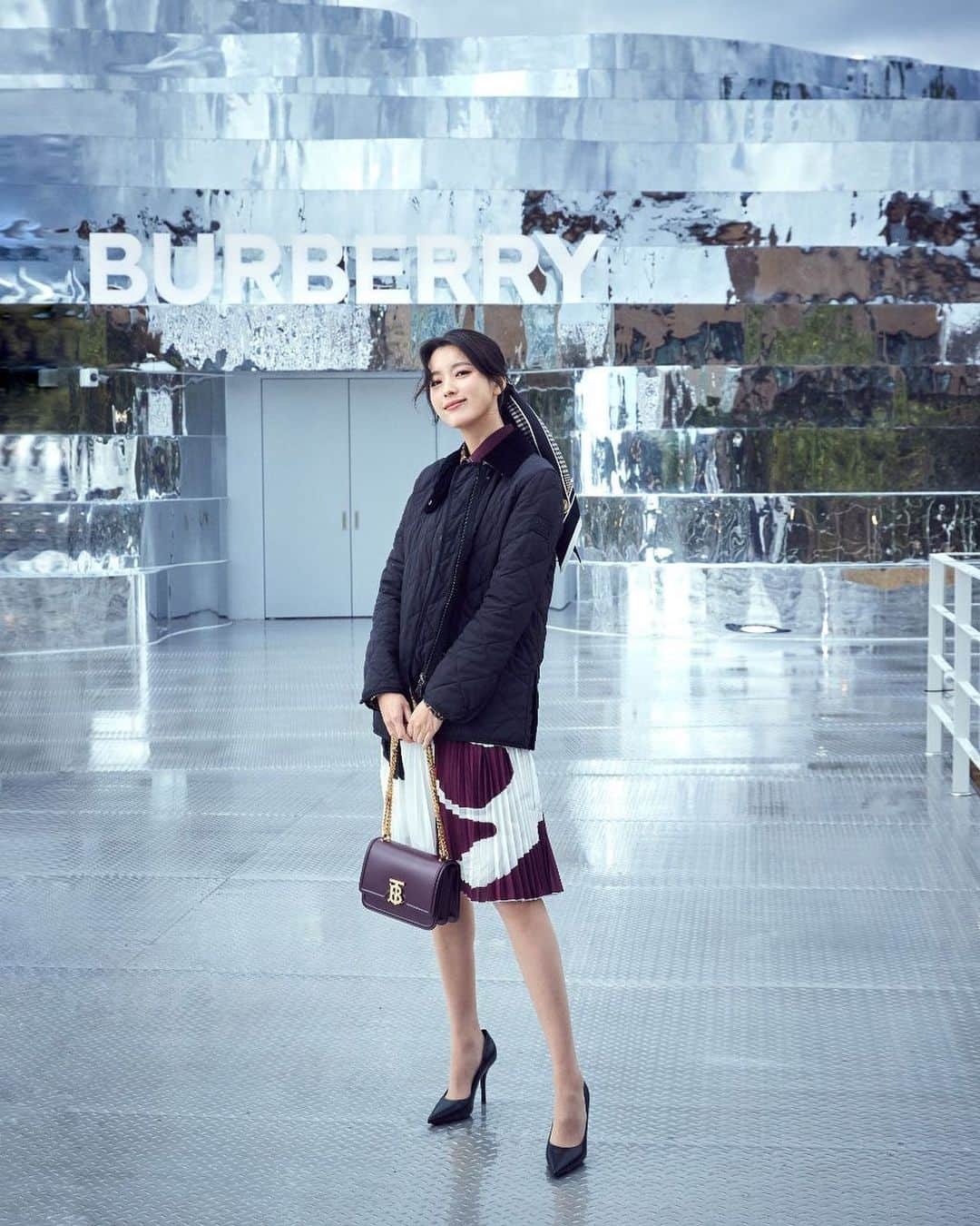 ハン・ヒョジュさんのインスタグラム写真 - (ハン・ヒョジュInstagram)「#BURBERRYJEJU #BURBERRYOUTERWEAR #BURBERRY 🖤」11月11日 10時49分 - hanhyojoo222