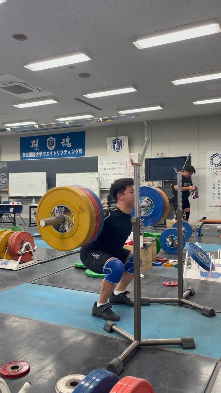 のインスタグラム：「B sqt  170kg  このスクワットだと足意識しやすい！  #weightlifting #olympicweightlifting #cleanandjerk #clean #jerk#snatch #deadlift  #squat #crossfit #fitness #training #2xu #chrio #asics  #ウエイトリフティング　#クイックリフト　#スナッチ　#クリーンアンドジャーク」