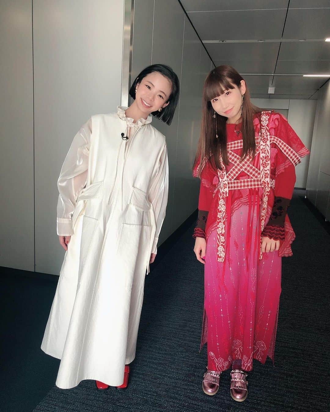 のインスタグラム：「趣里です。 ⁡ ⁡ 根本宗子の面談室、本当にありがとうございました😢✨ 配信でお顔は見られなかたですが、コメント嬉しく、ねもちゃんと終始楽しくお話しさせていただき、最っっ高の時間でした。 24日までアーカイブ配信があるみたいです！ https://www.loft-prj.co.jp/schedule/plusone/195155 ⁡ はしゃぎましたので、ちょっぴりこわいですが、今後もねもちゃんとトークしてゆきたいなと思っておりますので、頑張ります☺️同世代で、心から尊敬するねもちゃんに出会えてとても幸せです。これからも一緒に面白いことをいろいろとやっていきますのでよろしくお願いします！ ⁡ 写真は、今夜くらべてみましたの際に撮りました写真です☺️ 昨日の写真もたくさん撮りましたのでまたアップします🙋🏼‍♀️ ⁡ 面談室に呼んでくれて本当にありがとう〜😭❤️ ⁡ ⁡ #根本宗子の面談室 #趣里」