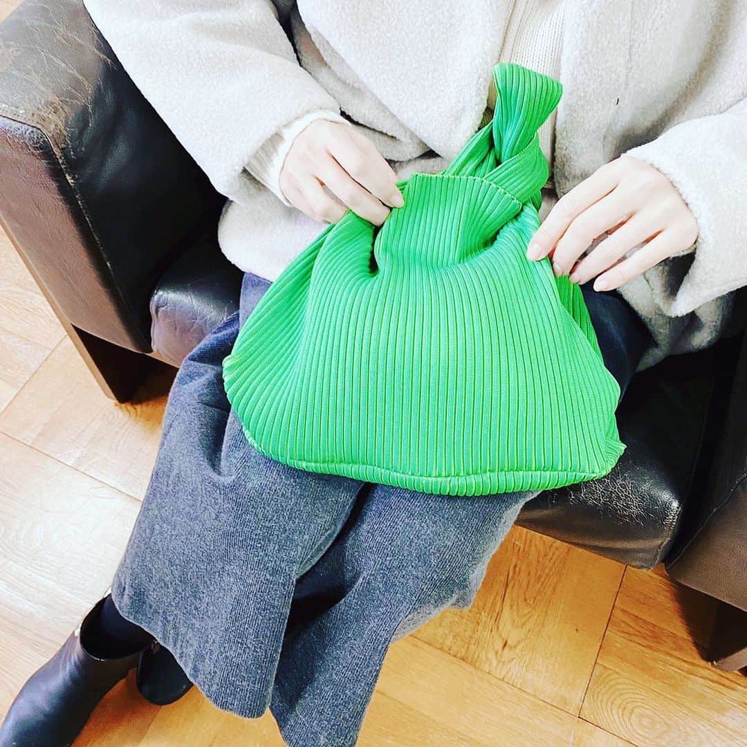 森口瑤子さんのインスタグラム写真 - (森口瑤子Instagram)「. . お気に入りのニットバッグ。大好きな @maiko_kirara  ちゃんのデザインです。 友人とのランチにも撮影現場にも、もちろん観劇にも大活躍。 私はbag in bag としても使わせていただいております(*^^*) 春花きららちゃんの出店している日比谷シャンテでのポップアップショップは14日までですのでご興味のある方は是非♡ .  #春花きらら ちゃん  #ニットバッグ  #洗えるバッグ  @applause_japan . ※編集してたら間違えて1度消してしまいました💦ごめんなさい〜。」11月11日 11時43分 - yokomoriguchi_official