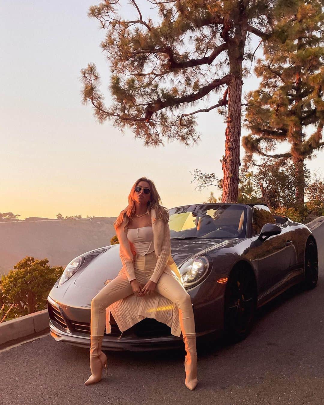 Cindy Pradoさんのインスタグラム写真 - (Cindy PradoInstagram)「My ride for the week thanks to @carshair 🌅  SHAiR has the best selection of luxury and exotics and their rates  are unbelievable. Whether you want to test drive your dream car for the day or need a luxury SUV long term on business, they have you covered. The app is super easy to use and I love the convenience of being able to choose my pickup and drop off locations. You can also list your car on their platform to have it pay for itself :) #shairyourcar @carshair」11月11日 11時43分 - cindyprado