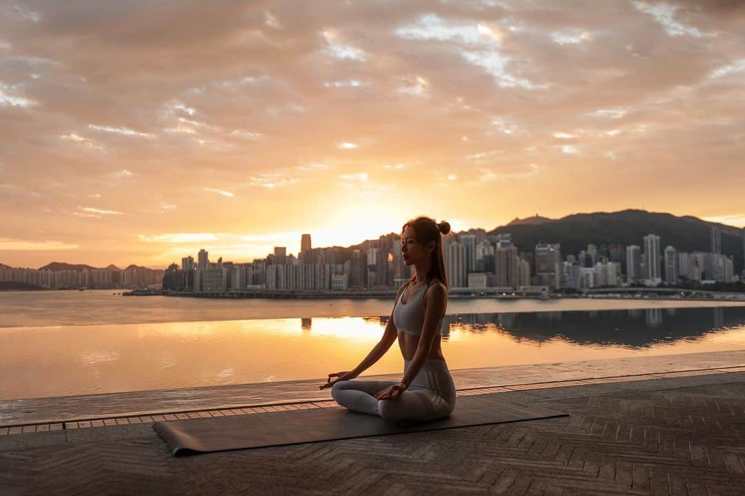 Elva Niのインスタグラム：「A faint blush below the horizon as the first kiss from the sun wakes the earth from its slumber🌅 #sunriseoftheday  @rosewoodhongkong  #rwjourneys  #晨曦遇見晨曦 #yogawithelva」