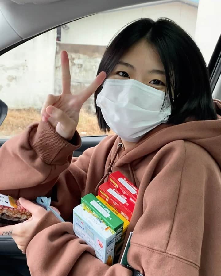 イム・ジンウのインスタグラム：「작은것도 항상 진심으로 좋아해주는 리액션부자 갱이☺️  보고만있어도 행복하지💓 빼빼로주고 빼빼로키스받기 ㅋㅋ  #빼빼로키스 #빼빼로데이  #빼빼로선물 #모던필라테스」
