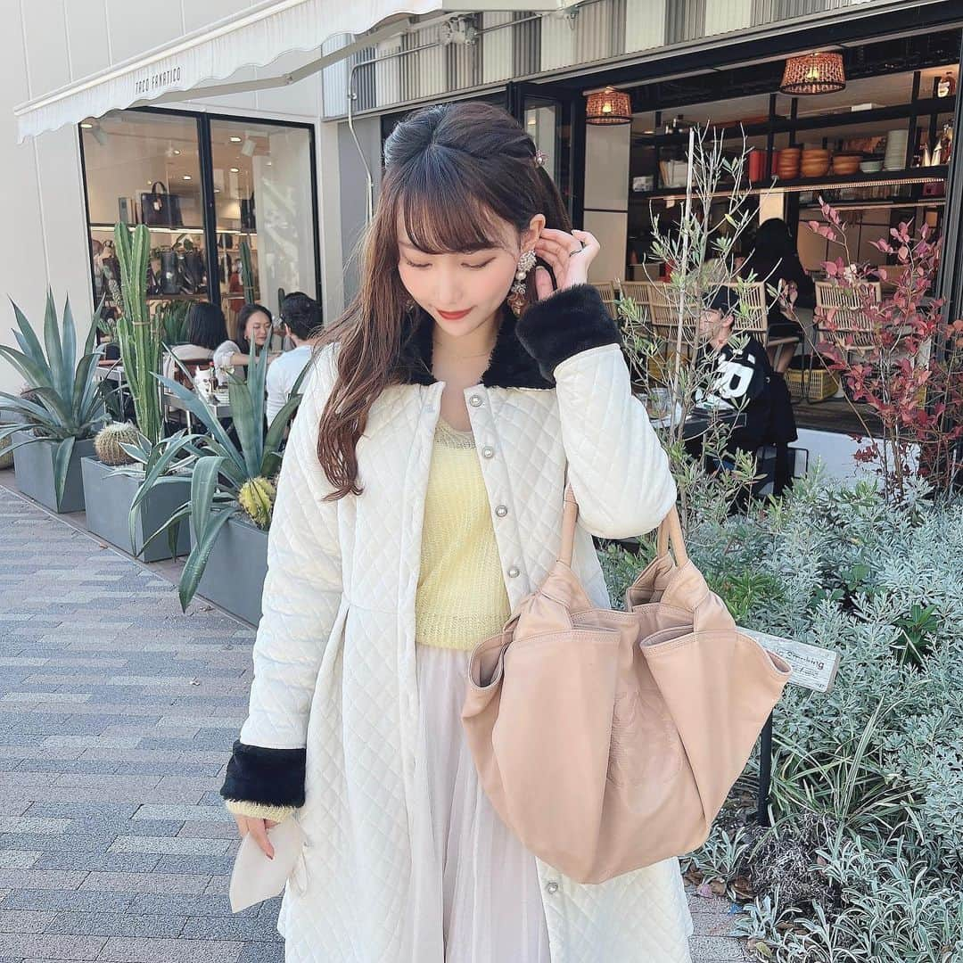 加藤里奈さんのインスタグラム写真 - (加藤里奈Instagram)「⋆ ootd❤︎  tops〻 @chou_chou_ma_cheri  skirt〻 @grl_official  coat〻 @pellicule____official  bag〻 @loewe  earrings〻 @etoilefilante.official   #ootd #fashion #instafood #instagram  #hairstyle #outfit #code #instafashion  #ファッション #撮影 #ヘアスタイル #ヘア  #コーディネート #コーデ #今日の服」11月11日 13時01分 - katoco0326