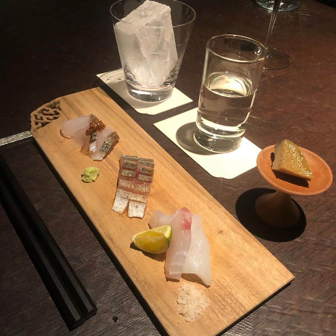 雨宮塔子さんのインスタグラム写真 - (雨宮塔子Instagram)「たまには大人な夜を、、ということで一年ぶりくらいにマレにあるOgata さんへ。 大人な空間、素敵な器には前から魅せられていたけれど、お料理もパワーアップされていて❤️  かっちょいい女ともだちとお酒を傾けながらふだんできない話をするのはいいものですね🥰  もちろんカップルでしっぽり、にもおすすめです😘  @ogata.official  #鮑食べたのめっちゃ久しぶり #鯛、しめ鯖、鱸、イカ刺し #蛸の柔らか煮ジュレ #いくつでもいける #氷は長い包丁で切るそう #この和菓子の器欲しいっ #店内のお客さんほぼ外国人 #っていうか外国人は私か」11月12日 0時14分 - amemiya.toko