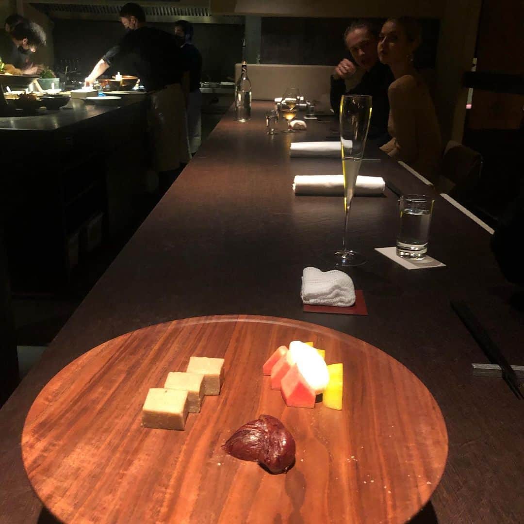 雨宮塔子さんのインスタグラム写真 - (雨宮塔子Instagram)「たまには大人な夜を、、ということで一年ぶりくらいにマレにあるOgata さんへ。 大人な空間、素敵な器には前から魅せられていたけれど、お料理もパワーアップされていて❤️  かっちょいい女ともだちとお酒を傾けながらふだんできない話をするのはいいものですね🥰  もちろんカップルでしっぽり、にもおすすめです😘  @ogata.official  #鮑食べたのめっちゃ久しぶり #鯛、しめ鯖、鱸、イカ刺し #蛸の柔らか煮ジュレ #いくつでもいける #氷は長い包丁で切るそう #この和菓子の器欲しいっ #店内のお客さんほぼ外国人 #っていうか外国人は私か」11月12日 0時14分 - amemiya.toko