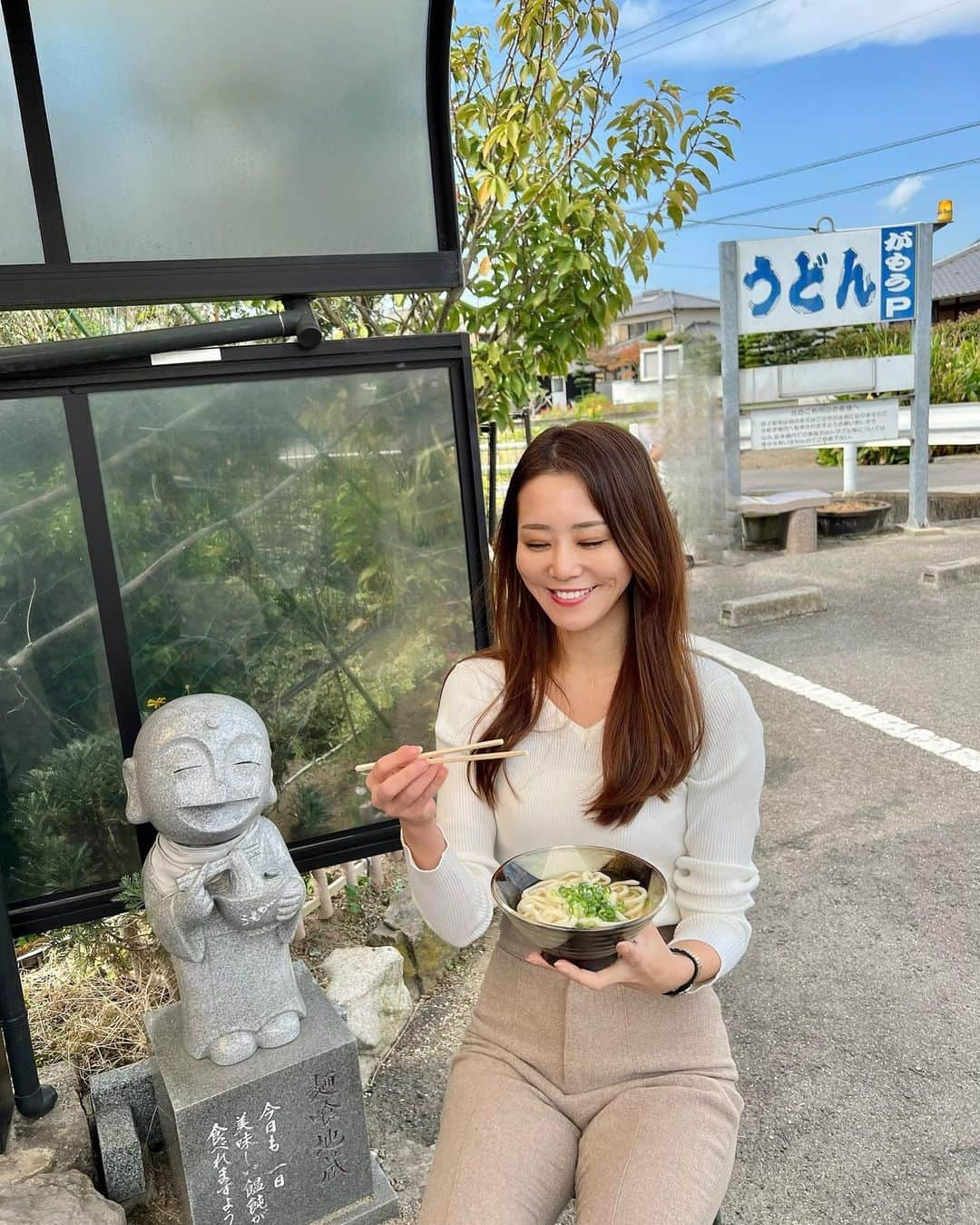 佐野真彩さんのインスタグラム写真 - (佐野真彩Instagram)「#讃岐うどん巡り  📍【がもう】 現在、食べログうどんランキング2位のお店✨  香川県坂出市にあるうどん屋さん、がもう。 母に車で連れていってもらいました🚙  広ーい駐車場に昔ながらのザ・うどん屋さんな店構え。 行列でしたが、サクサク回転します👍  1玉（小）150円。  お味は昔ながらの讃岐うどんで優しく食べやすい☺️ 外でいただくというスタイルも香川っぽいですね✨お地蔵様の隣で美味しくいただきました！  お土産も購入して帰りましたとさ🙆‍♀️  うどん巡りは1日に3軒が限界です😆  #がもううどん #讃岐うどん　#食べログ百名店 #うどん県 #食べログ人気店　#がもう　#香川県うどん巡り #香川県　#坂出グルメ #坂出うどん　#食べログうどん百名店」11月11日 22時57分 - sano.maya