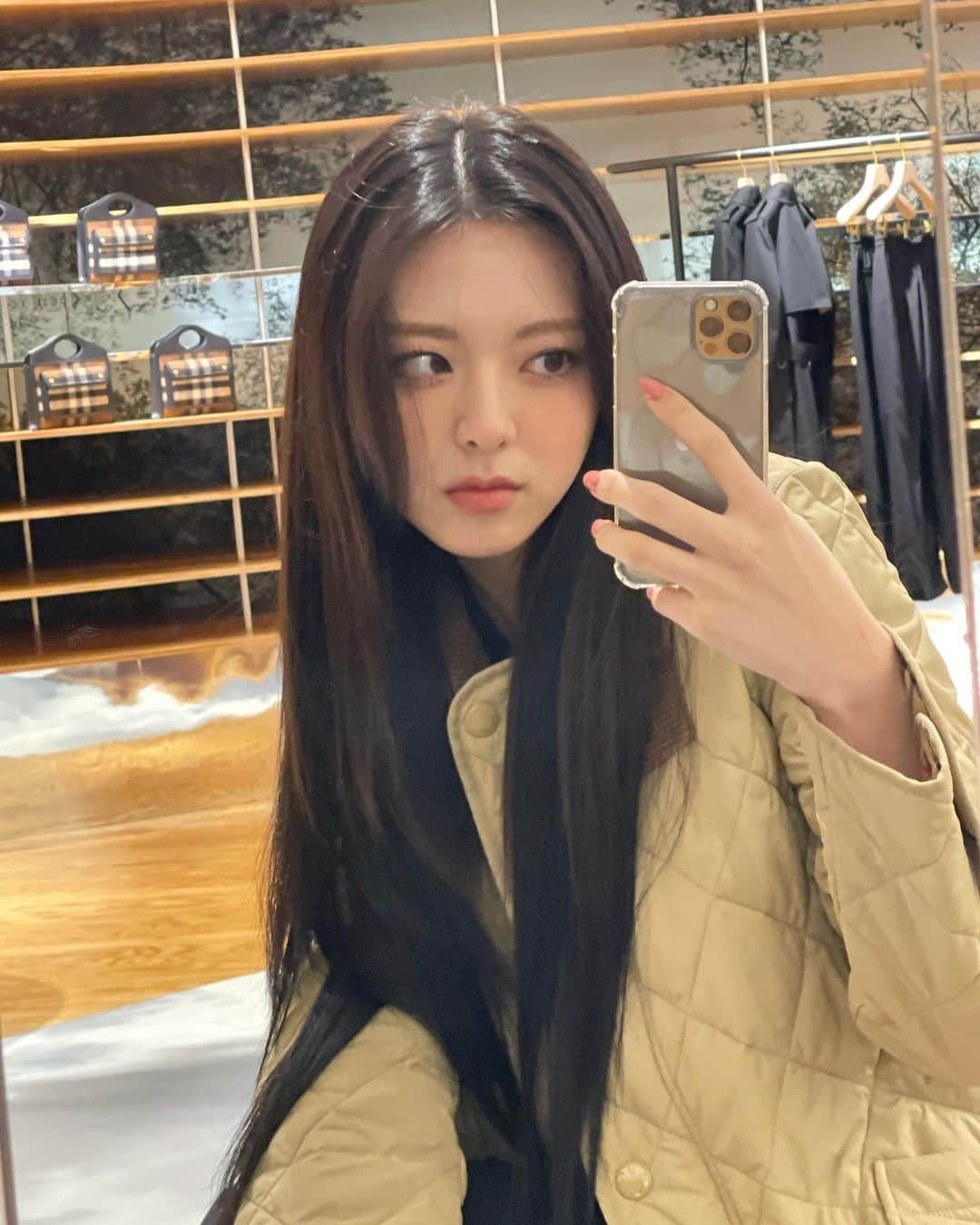 ITZYさんのインスタグラム写真 - (ITZYInstagram)「🤎 #BurberryJeju @burberry」11月11日 23時02分 - itzy.all.in.us