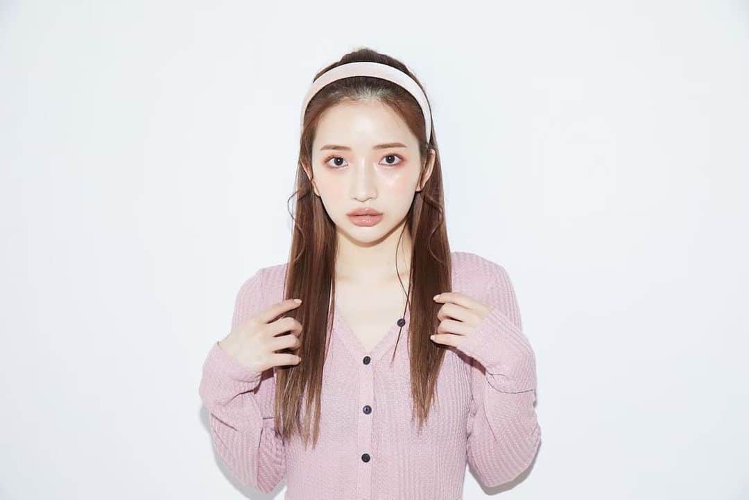 南りほのインスタグラム：「スタイルブックたくさんの方の手元に届いたみたいでとっても嬉しいです😍❤️‍🔥  まだまだ全国の書店さんや、Amazonなどでもgetできます🎀🎀🎀  載せてない写真upしてく〜🎀 ストレートハーフアップだいすき。」