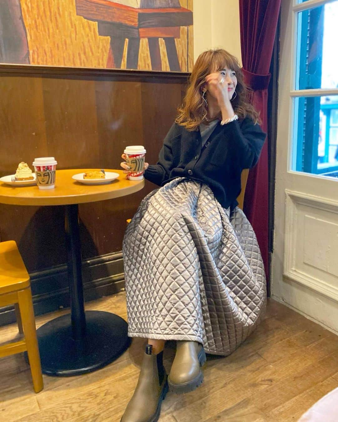Mai Wakimizuのインスタグラム：「朝から大充実の本日。久しぶりのメンバー集合でbrunch→お花屋さん→最後はスタバで糖分補給♡もうお迎えの時間かな？と思いきやまだまだ午後が始まったばかりだった＼(^o^)／スタバで何を頼むか良く聞かれるのですが、冬場はティーラテのイングリッシュブレックファースト一択です♡何の話。笑  knit:#linkable @linkable_official(今夜20:00発売) #wakkinstyle#ootd#coordinate」